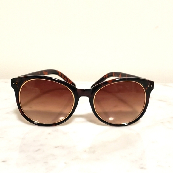 Adrienne Vittadini Sunglasses with Golden Trim - Picture 3 of 9